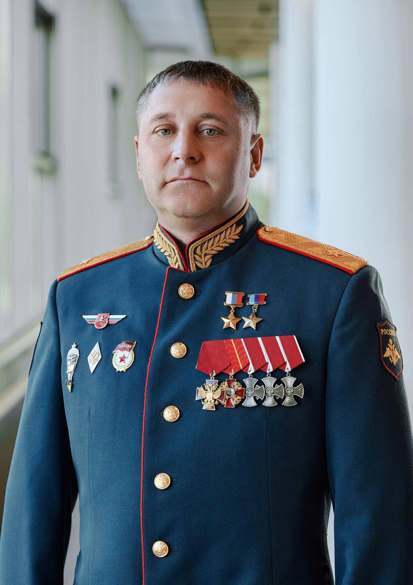 Участник второго потока программы «Время героев» <b>Александр Шуваев</b> назначен заместителем губернатора Иркутской области. За боевые заслуги удостоен звания Герой Российской Федерации, награжден орденом «За заслуги перед Отечеством» IV степени с мечами, орденом Александра Невского, тремя орденами Мужества и медалью Суворова.